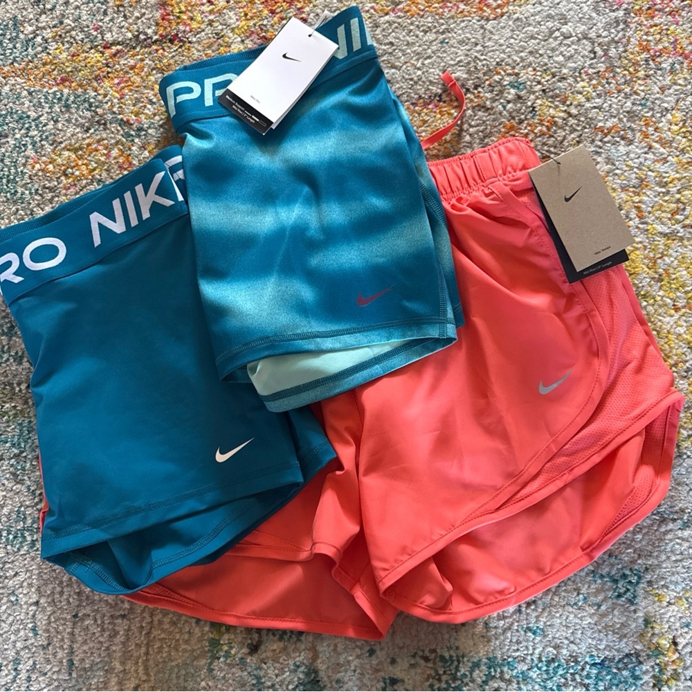 Nike Women’s NEW Small shorts & Nike pro bundle - Picture 7 of 7